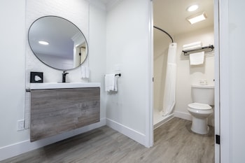 Room, 1 King Bed, Non Smoking, Refrigerator