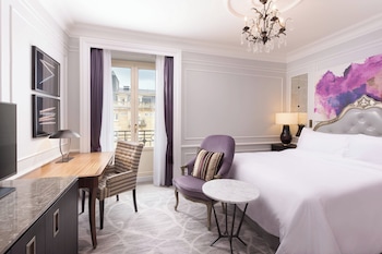 Deluxe Room, 1 King Bed, Garden View