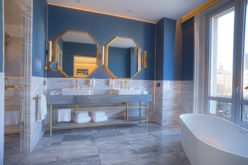 Executive Suite with King Bed