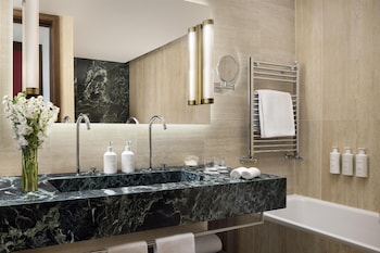 Suite (Duomo, Extra Bed 2 Adults + 1 Child)
