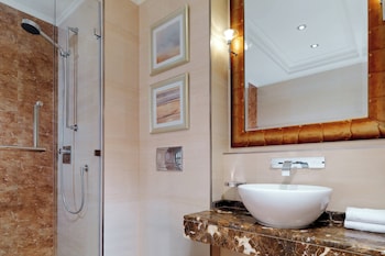 Deluxe Guest room, 1 King, Pool & City view, Balcony