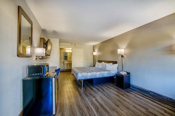 Deluxe Room, 1 King Bed, Non Smoking, Refrigerator & Microwave