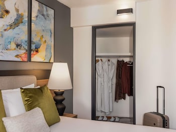 Family Suite (1 Queen Bed and 2 Single Beds)
