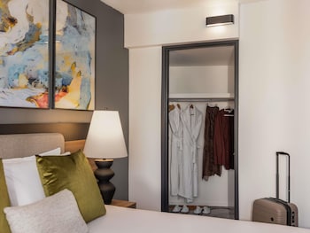 Family Suite (1 Queen Bed and 2 Single Beds)