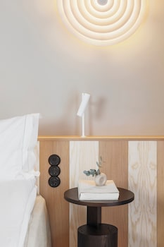 Superior Room, 1 King Bed, Courtyard View