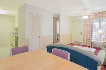 Suite, 1 King Bed, Non Smoking (Efficiency)