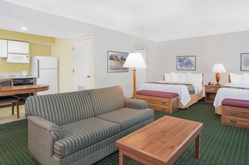 1 Queen Bed Penthouse Suite - BiLevel