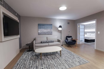 Suite, 1 King Bed, Non Smoking (Accessible)
