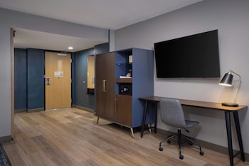 Room, 2 Queen Beds, Hearing Accessible (Roll-in Shower)