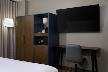 Room, 1 King Bed, Hearing Accessible (Mobility Accessible with Bathtub)