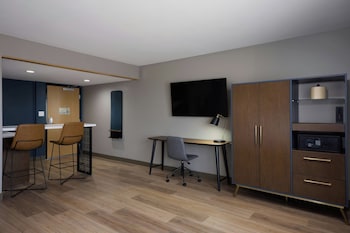 Deluxe Room, 1 King Bed