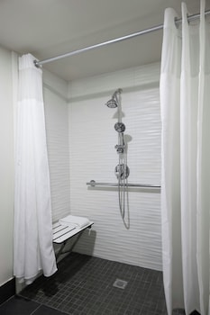 Room, 2 Queen Beds, Hearing Accessible (Roll-in Shower)