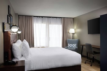 Room, 1 King Bed, Hearing Accessible (Mobility Accessible with Bathtub)