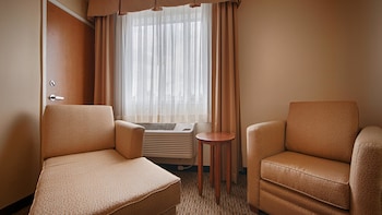Standard Room, 1 Queen Bed, Non Smoking, Refrigerator & Microwave