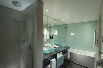 Executive Suite, 1 King Bed, Club Lounge Access