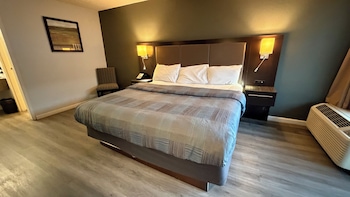 Standard Room, 1 King Bed, Smoking
