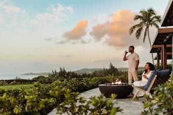 Fire Lanai, 1 Bedroom Suite, Club Lounge access, 1 King, Sofa Bed, Oceanfront