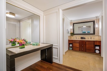 1 Bedroom Suite, 1 King Bed and Sofa Bed, Garden View