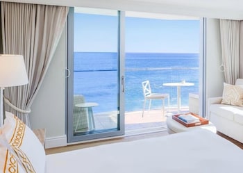 Premium Oceanfront Accessible King Corner Studio