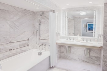 Premium Oceanfront Accessible King Corner Studio