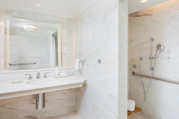 Pool View Accessible Queen Roll In Shower