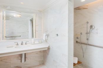 Pool View Accessible Queen Roll In Shower