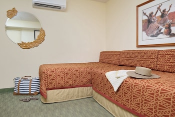 1 Bedroom Studio 1 Queen and 2 Twins Beds