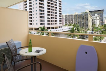 1 Bedroom Studio 1 Queen and 2 Twins Beds