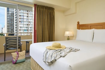 1 Bedroom Studio 1 Queen and 2 Twins Beds