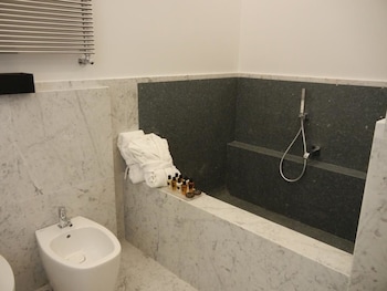 Deluxe Double Room, Annex Building (King, No Pets- Adults Only)
