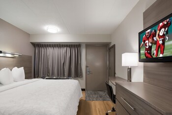Standard Room, 1 King Bed (Smoke Free)