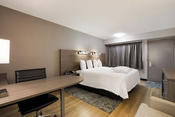 Premium Room, 1 King Bed, Accessible (Upgraded Bedding & Snack, Smoke Free)