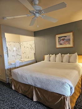 1 King Bed, Jetted Tub, Full Ocean View (Non-Pet Room)