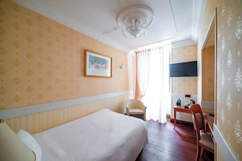 COMPACT ROOM