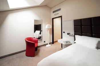 COMPACT ROOM