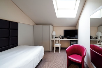 COMPACT ROOM