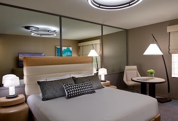 Junior Suite, 1 King Bed (F1)
