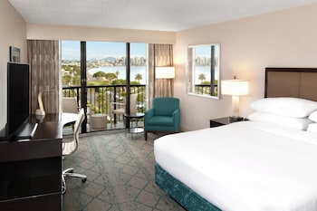 Superior Room, 1 King Bed, Balcony, Marina View