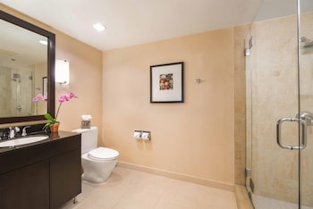 Suite, 1 King Bed, Mobility Accessible, Balcony