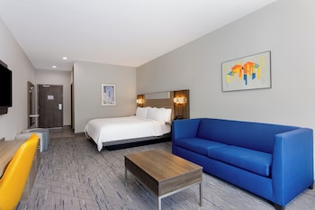 Suite, 1 King Bed, Roll-in Shower (Mobility Accessible)