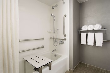 Studio, 2 Queen Beds, Accessible, Bathtub