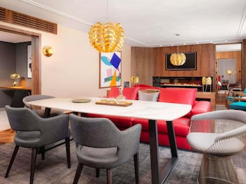 Suite, 1 King Bed, Sauna (Imperial)
