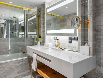 Luxury Suite, 1 King Bed, Kitchenette (Opera)