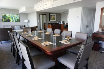1 King 1 Bedroom Boardroom Suite - Water View