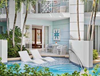 West Bay Swim-up Oversized Club Level Junior Suite (HSUP)
