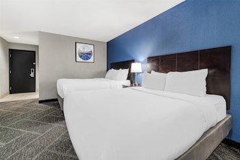 Standard Room, 2 Queen Beds, Refrigerator & Microwave, Poolside