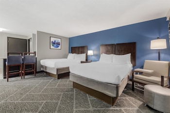 Executive Room, 2 Queen Beds, Refrigerator & Microwave, Poolside (Living Room)