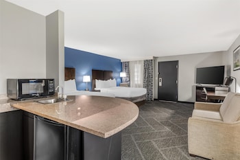 Executive Room, 2 Queen Beds, Refrigerator & Microwave, Pool View (Living Room)