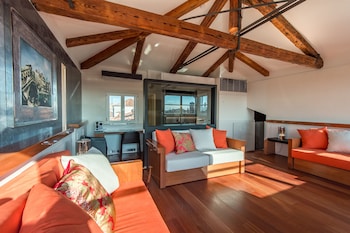 Luxury Apartment, Canal View