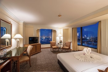 Premier Room, 1 King Bed, River View, Corner